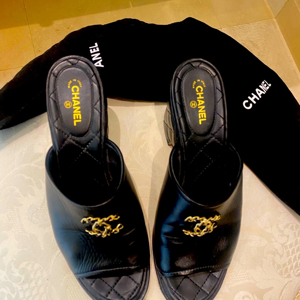Authentic Chanel slip on shoes with quilted heel - in black leather gently worn